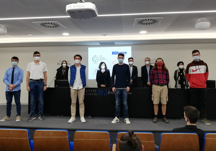 Alumnado ganador de la fase valenciana de la XXXII Olimpíada de Física, con las persones que integran la organización del acto. 